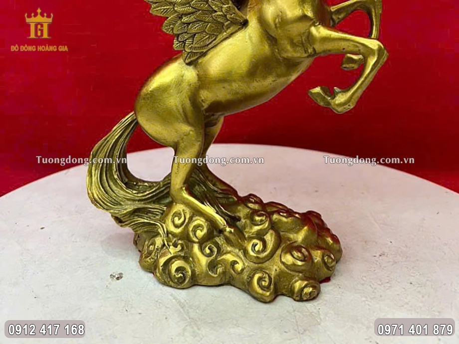 Linh vật ngựa được đúc đứng trên mây vô cùng sắc nét